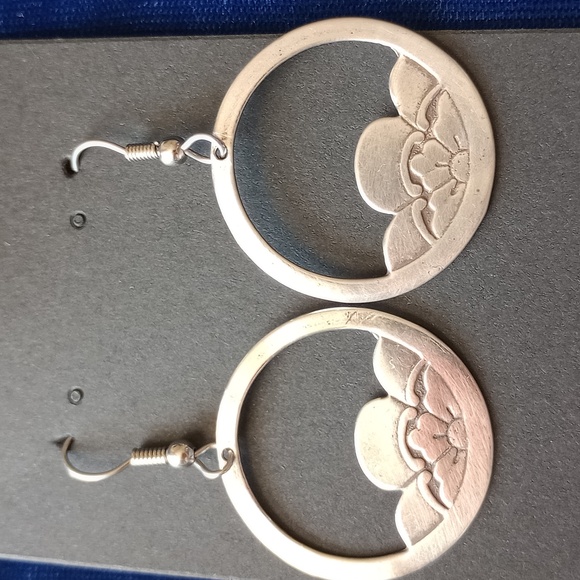 Vintage Sterling Silver Tudor Rose Dangle Earrings - Picture 3 of 11